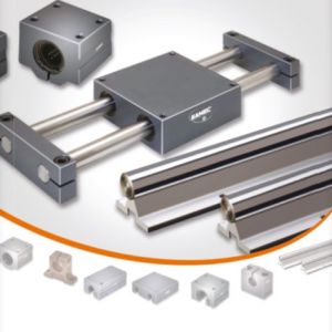 Bild von linearen Metallschienensystemen und zugehörigen Komponenten, einschließlich Gleitschienen und Führungsschienen, auf weißem Hintergrund. Die Anordnung zeigt verschiedene Ansichten und Arten von Hardwareteilen für industrielle oder mechanische Zwecke.