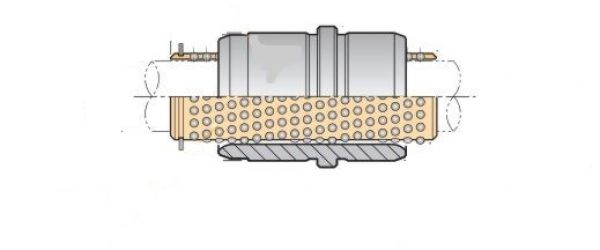 Diagramm einer zylindrischen mechanischen Komponente mit strukturierter Oberfläche. Sie weist mehrere kreisförmige Perforationen auf und hat an beiden Enden Anschlüsse. Die Komponente wird in horizontaler Ausrichtung vor einem neutralen Hintergrund angezeigt.