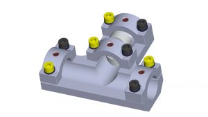 3D-Darstellung einer metallischen Rohrverbindung mit mehreren Schraubverbindungen. Die Baugruppe besteht aus mehreren grauen Abschnitten, die durch gelbe und schwarze Schrauben verbunden sind und zylindrische und T-förmige Komponenten aufweisen.