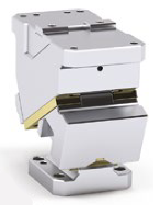 CLC Ein silber- und goldfarbenes, eckiges, industriell-mechanisches Teil mit stabilem Sockel, aufrecht montiert. Es weist scharfe Kanten und eine geschichtete Struktur auf, was auf eine Komponente für Maschinen oder Geräte schließen lässt.